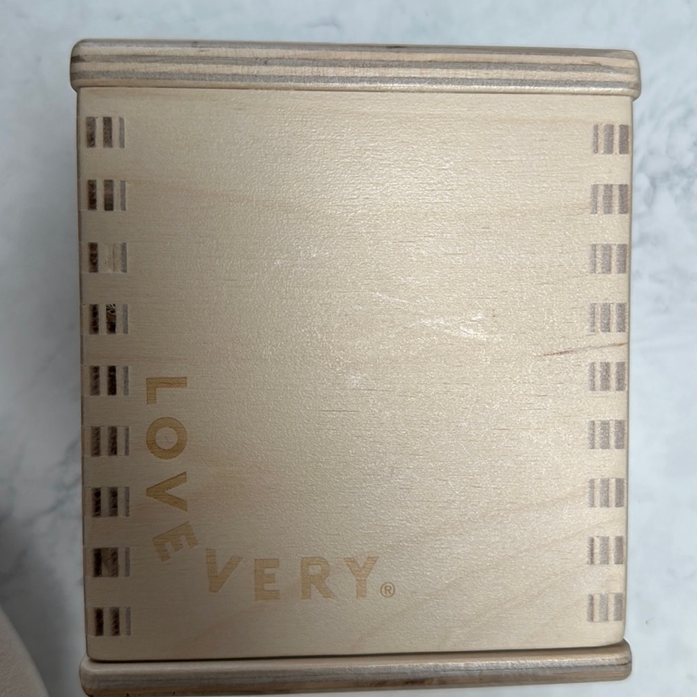 LoveVery tissue box, like new, clean and perfect condition.